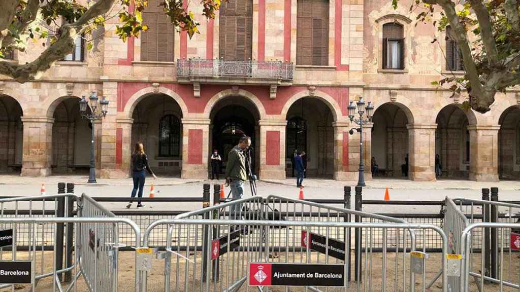 Vallas de seguridad ante la sede del Parlament / CG