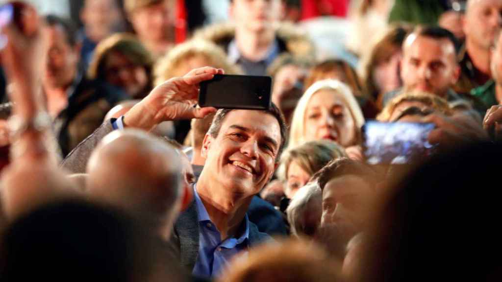 Pedro Sánchez se hace una selfie en un acto de campaña; el día después, deberá volver a empezar a formar gobierno / EFE