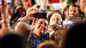 Pedro Sánchez se hace una selfie en un acto de campaña; el día después, deberá volver a empezar a formar gobierno / EFE