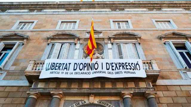 Imagen de la pancarta que preside el balcón del Palau de la Generalitat en Barcelona / CG