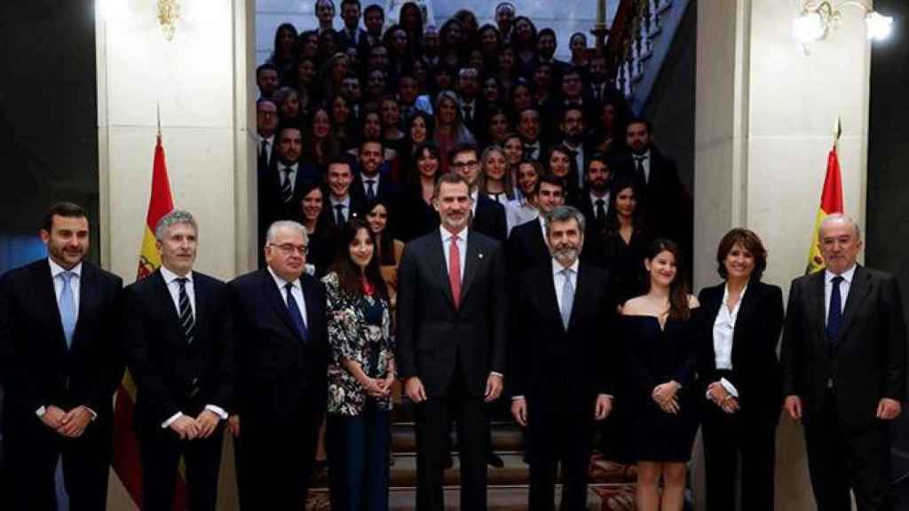 El rey Felipe VI acompañado por el presidente del Tribunal Supremo y del Consejo General del Poder Judicial, Carlos Lesmes (4d), el ministro del Interior, Fernando Grande-Marslaska (2i), y la ministra de Justicia, Dolores Delgado (2d), entre otras autorid