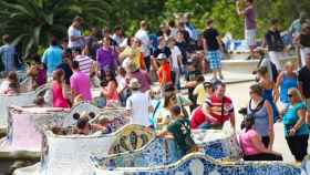 Turistas en el Parc Güell de Barcelona / CG