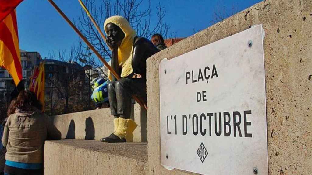 Una placa con el nombre de la plaza 1-O en Girona