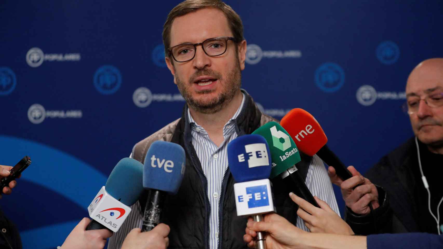 El vicesecretario de Política Social y Sectorial del PP, Javier Maroto, atiende a los periodistas en una imgen de archivo / EFE