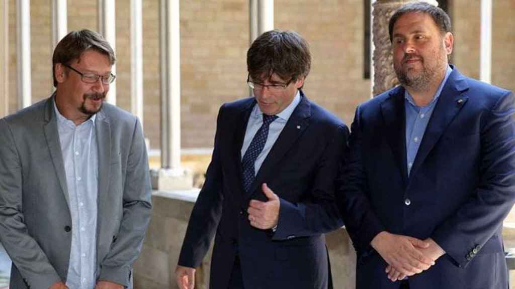 Tras el bloqueo que genera la candidatura de Carles Puigdemont (c) la alianza de los comunes de Xavier Domènech (i) y el republicano Oriol Junqueras (d) suena entre las posibilidades de un gobierno alternativo / EFE