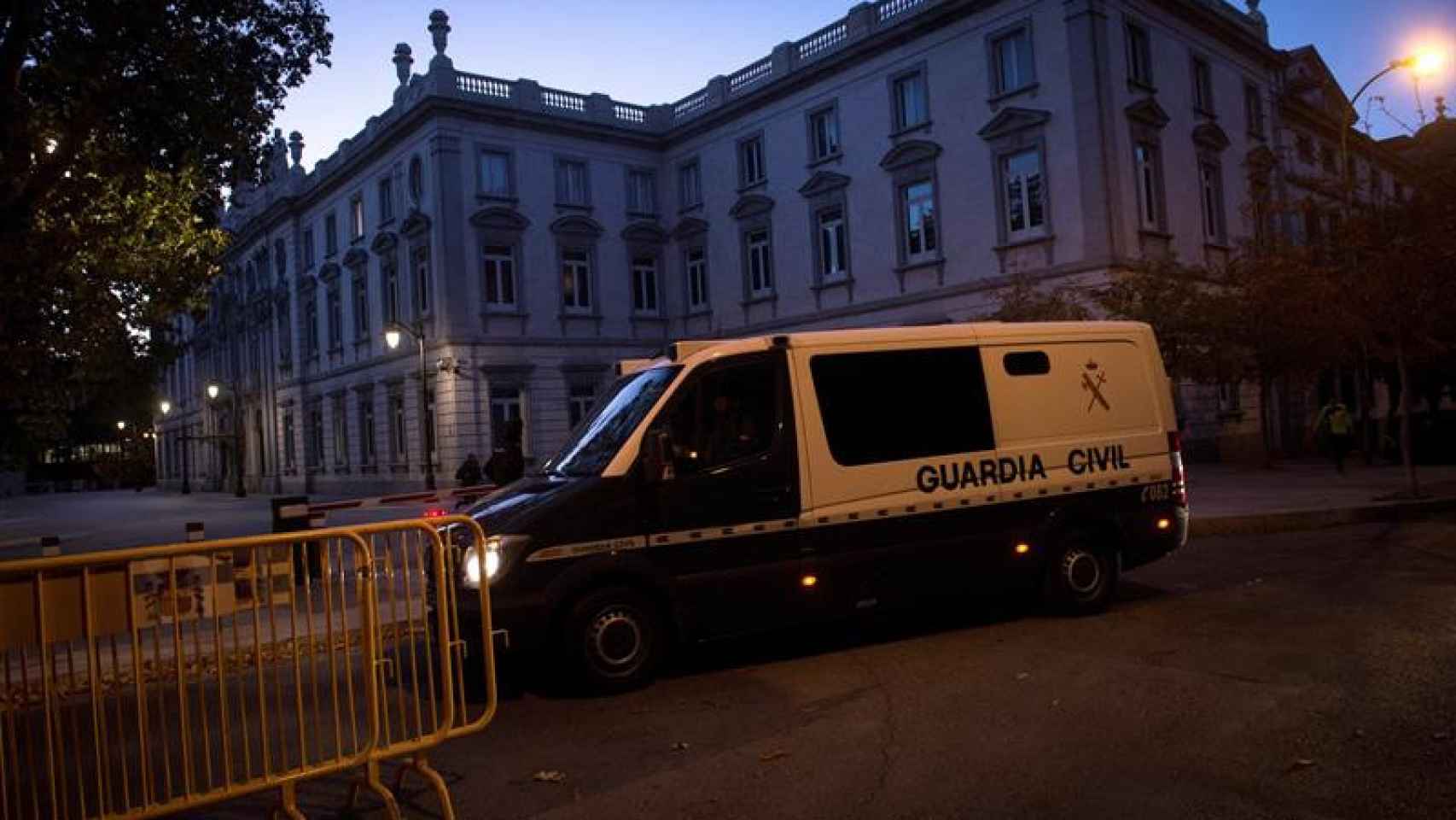 Un furgón de la Guardia Civil frente a la Audiencia Nacional, donde los exconsellers esperan en los calabozos para declarar uno a uno ante el Tribunal Supremo / EFE