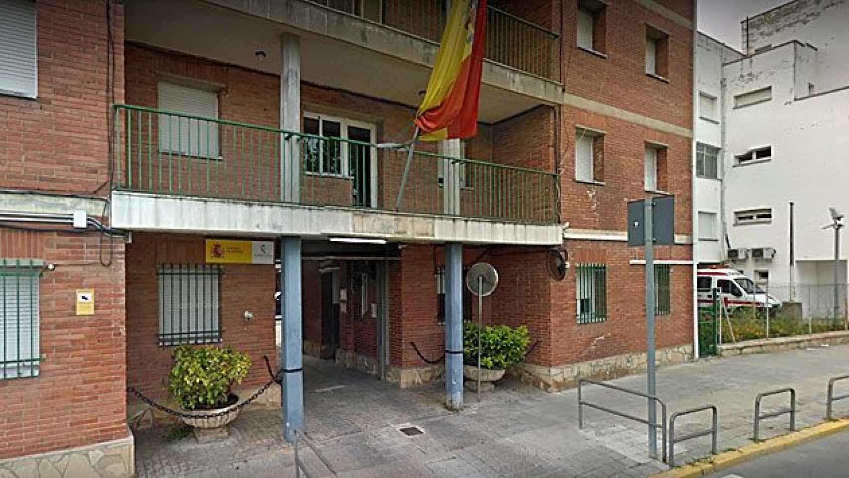 Lanzan un cóctel molotov contra el cuartel de la Guardia Civil de Igualada