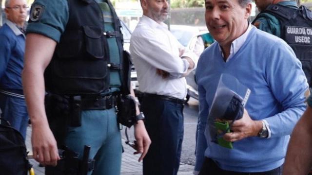 El expresidente de la Comunidad de Madrid Ignacio González a su llegada al despacho que tiene en la calle Alcalá de Madrid acompañado por Guardias Civiles para proceder al registro del mismo