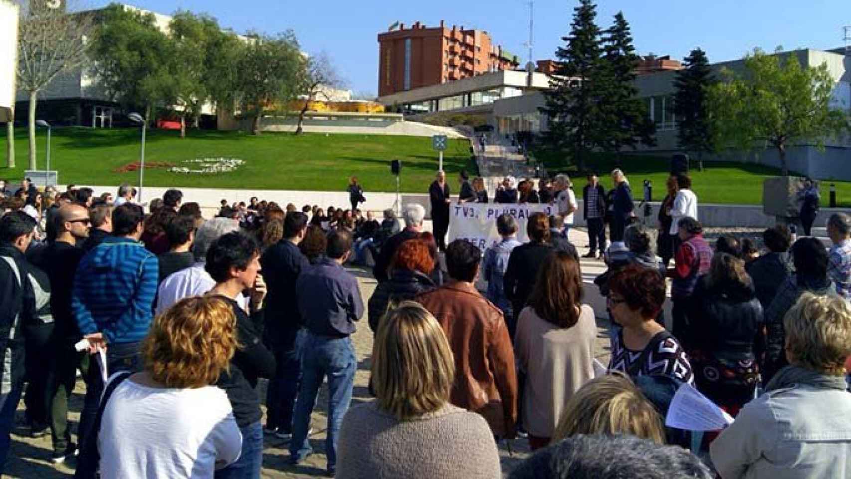 Trabajadores de TV3 reciben a su nuevo director, Vicent Sanchís, con una concentración en favor de la pluralidad de la televisión catalana / CG