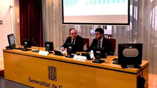 Pere Aragonès (d), secretario de Economía de la Generalitat de Cataluña, junto a Lluís Franco (i), presidente del CTESC / CG