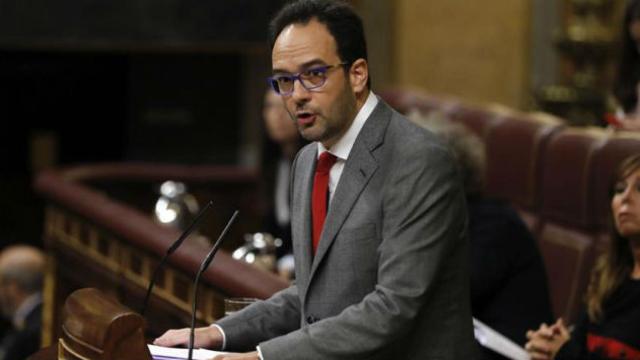 El portavoz del PSOE en el Congreso, Antonio Hernando, durante su intervención en la segunda jornada del debate de investidura del candidato del PP, Mariano Rajoy, que se celebra esta mañana en el Congreso de los Diputados.