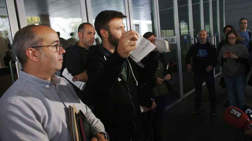 El concejal de Guanyem del Ayuntamiento de Badalona rompe la orden judicial que obliga al Consistorio a abrir el 12-O / CG