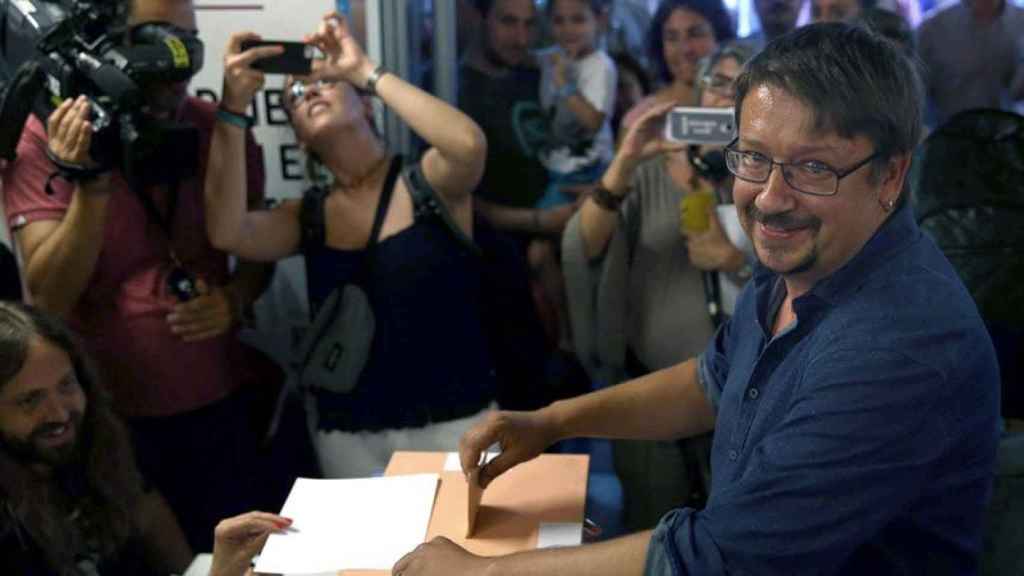 Xavier Domènech, candidato por Barcelona de En Comú Podem (ECP), votando el domingo en Barcelona.