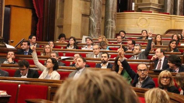 El pleno del Parlamento autonómico, en el momento de votar la comisión que investigará el 'caso Pujol'