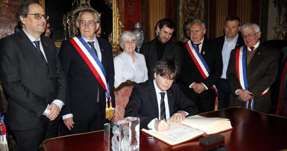 Carles Puigdemont y Quim Torra fueron recibidos en el Ayuntamiento de Perpiñán, por su alcalde, Jean Marc Pujol / CONSELL PER LA REPÚBLICA