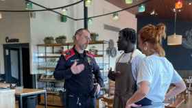 Enric Cervelló, intendente del Área Básica Policial de la comisaría de Sabadell, y Assane Fall, el joven senegalés que frustró un atraco / CEDIDA