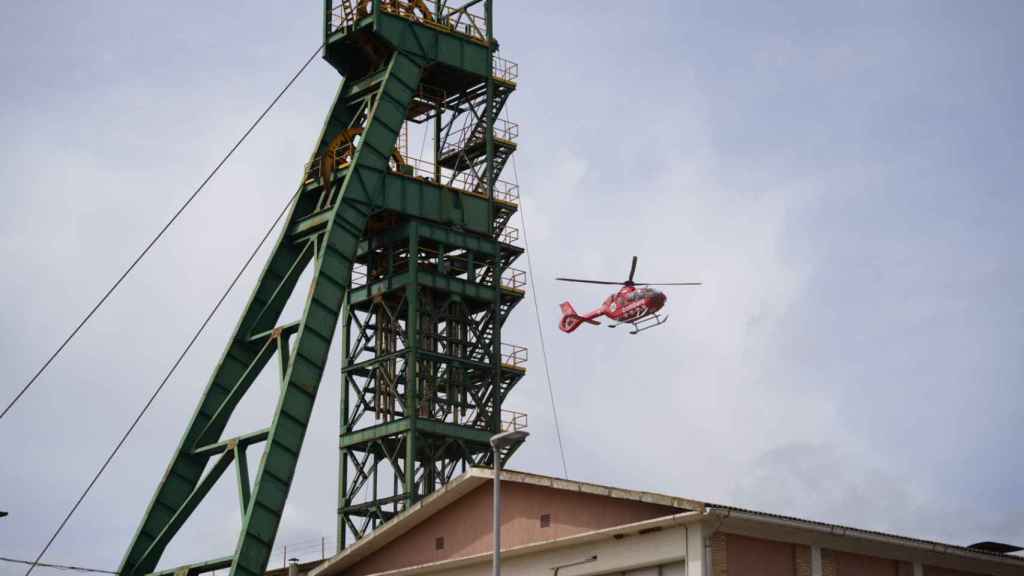 Un helicóptero de los Bomberos de la Generalitat sobrevolando la mina de Súria el día de la tragedia