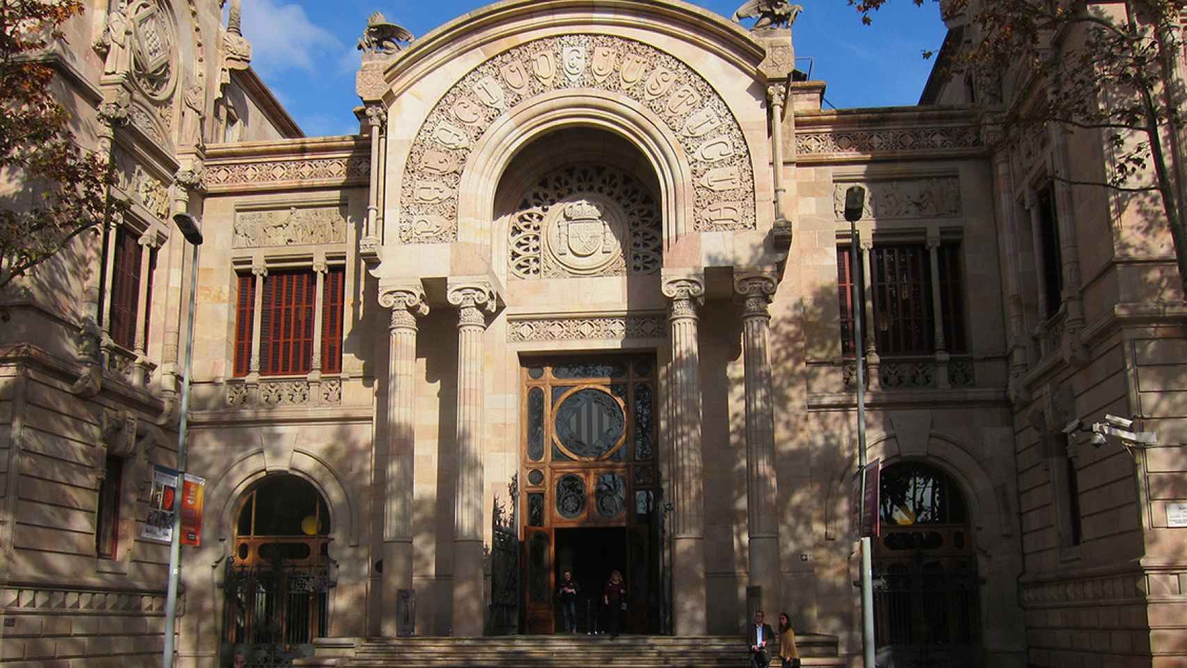 Fachada del Palacio de Justicia de Barcelona, sede de la Audiencia de Barcelona, que ha decidido mantener en prisión provisional a cuatro de los miembros de la 'manada de Castelldefels' / EUROPA PRESS