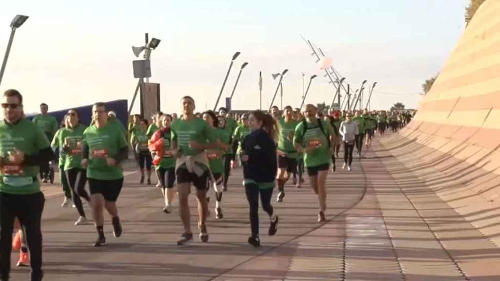 3.000 personas participan en una carrera solidaria en Barcelona para recaudar fondo para la lucha contra el cáncer / EFE