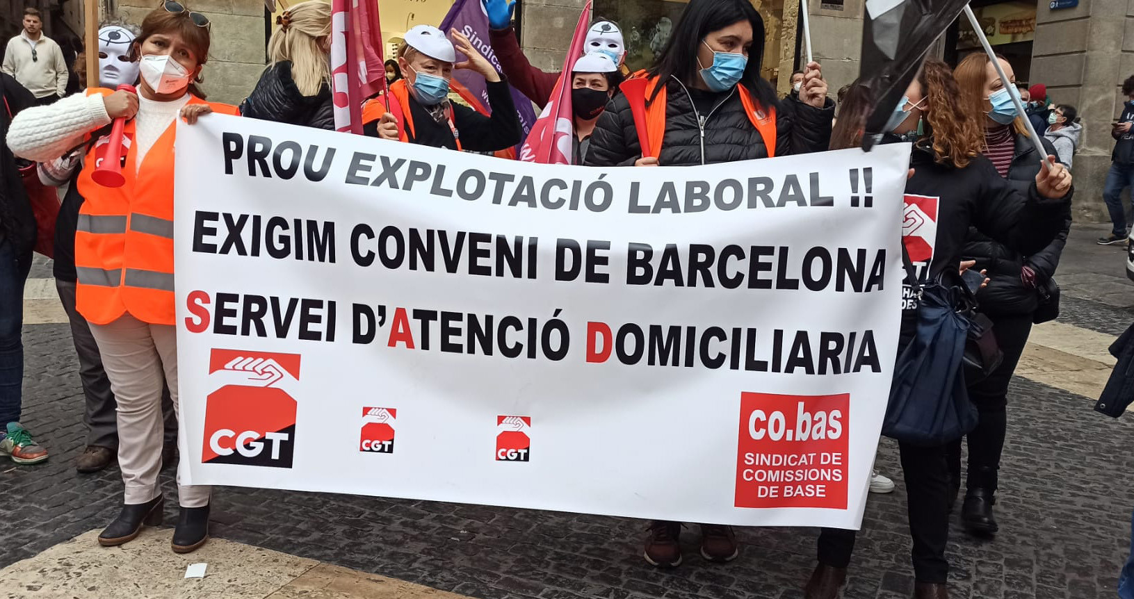 Trabajadores de atención domiciliaria se concentran en la plaza Sant Jaume de Barcelona en una manifestación anterior / EP