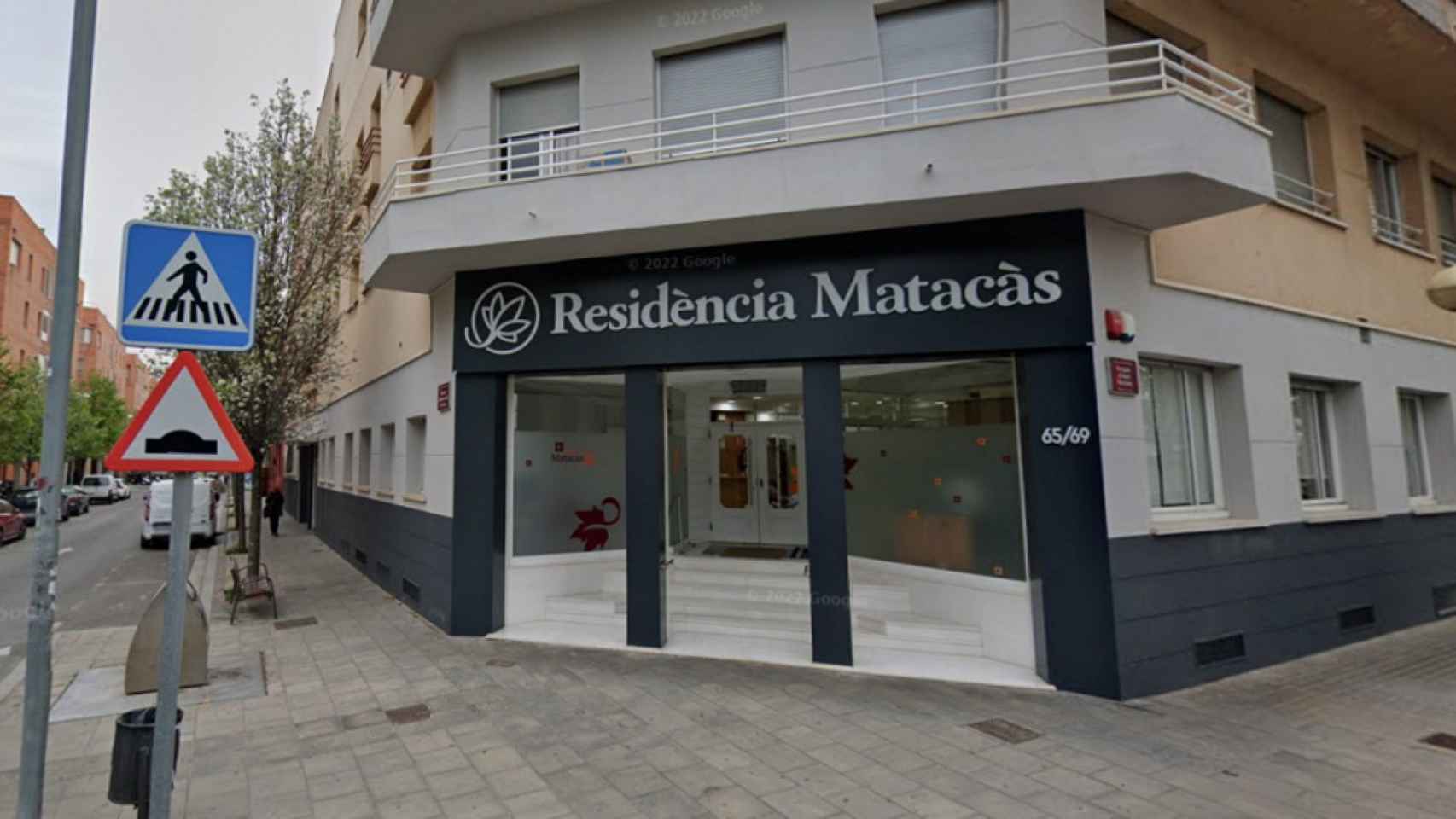 Geriátrico Matacàs de Sant Adrià de Besòs frente al que se han concentrado este sábado los familiares de 90 ancianos fallecidos durante la pandemia / GOOGLE STREET VIEW