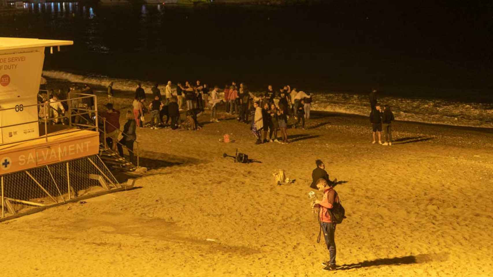 Varios jóvenes de botellón en la playa de la Barceloneta, una práctica que será multada más duramente: de 300 a 600 euros / EUROPA PRESS