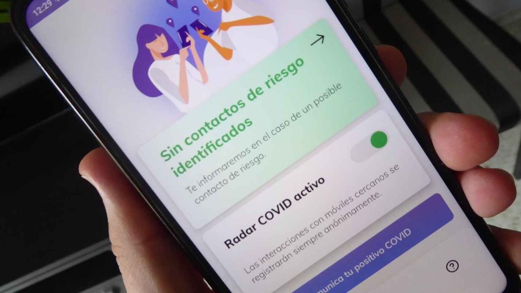 Un móvil con la app Radar Covid, que infringió ocho artículos del reglamento de protección de datos / EP