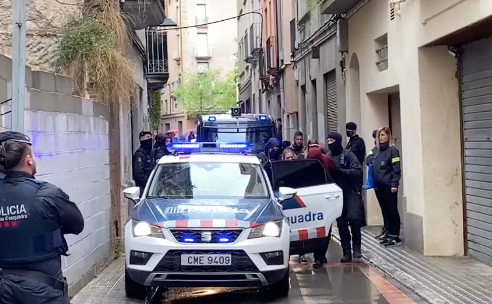 Momento en el que los Mossos d'Esquadra se llevan al presunto violador de Igualada / SC