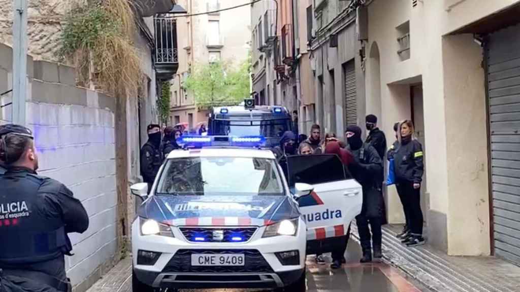 Momento en el que los Mossos d'Esquadra se llevan al presunto violador de Igualada / SC