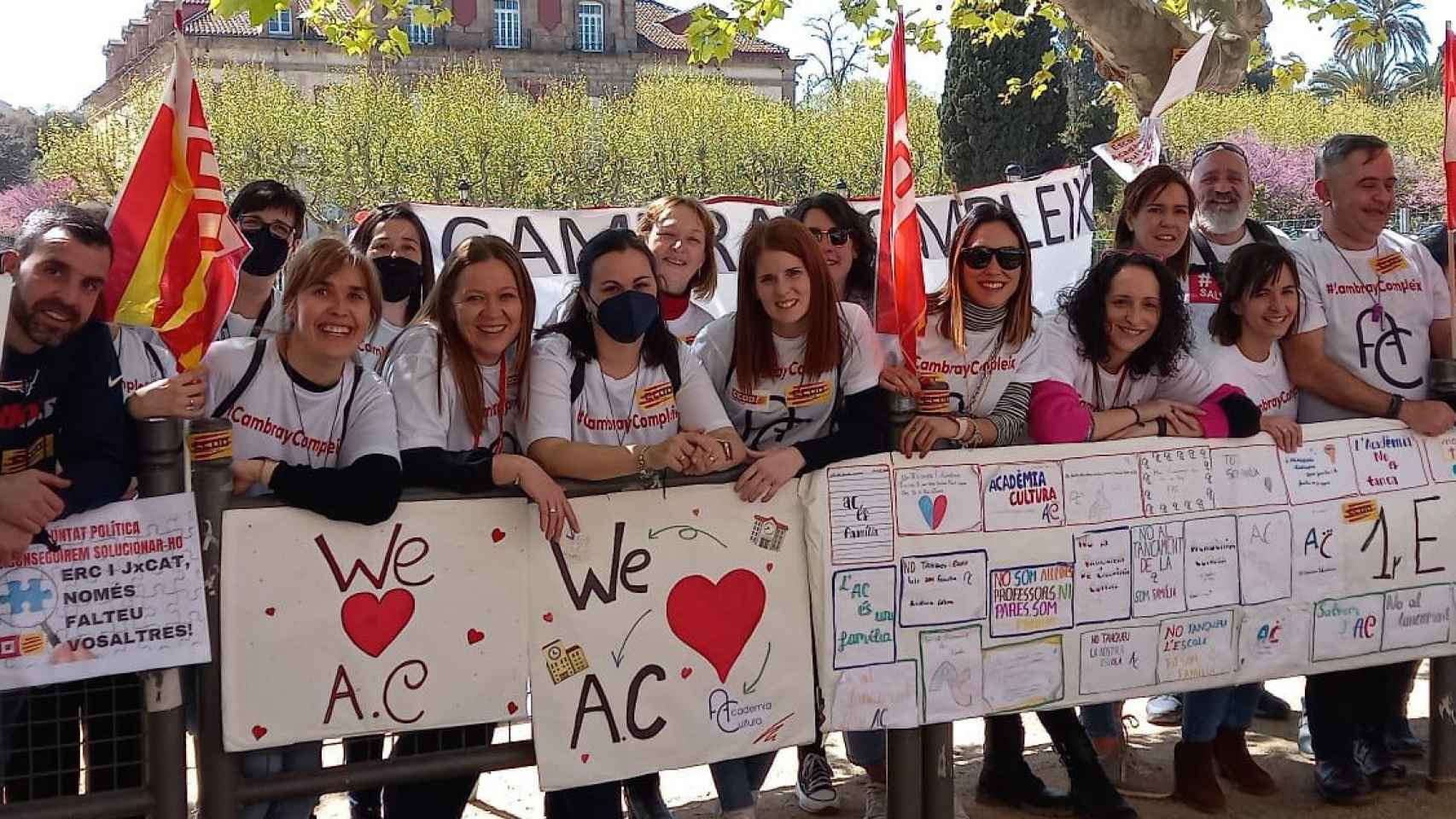 Familias y profesores se concentran a las puertas del Parlament para evitar el cierre de la Academia Cultura de L'Hospitalet / CCOO