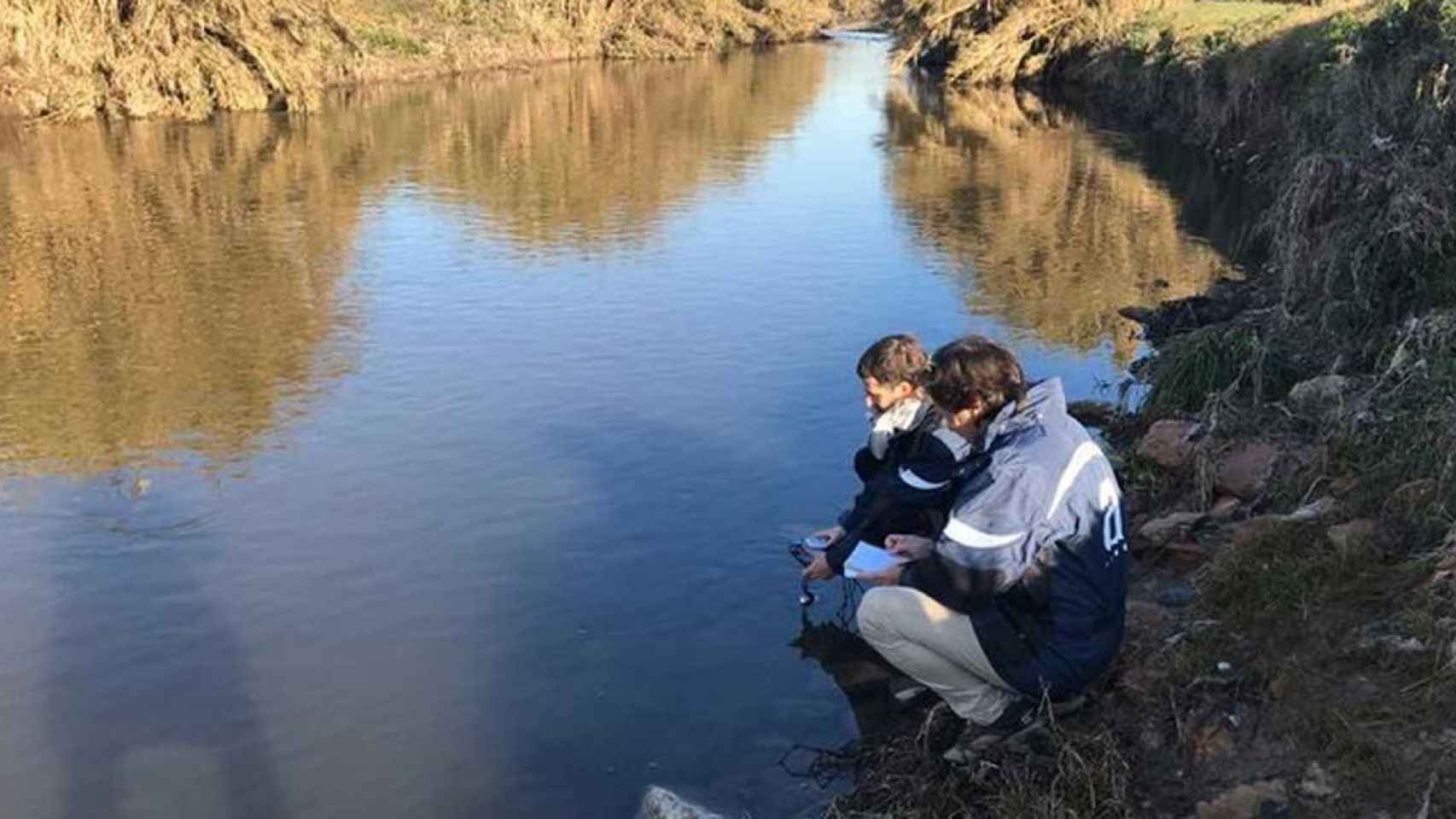 Técnicos de la ACA inspeccionan el río Besòs
