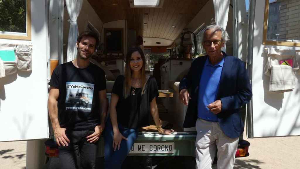 Los intérpretes Marc Clotet y Natalia Sánchez y el infectólogo Bonaventura Clotet, junto a la Camper, la furgoneta que pueden recibir los que participen en el sorteo / EP