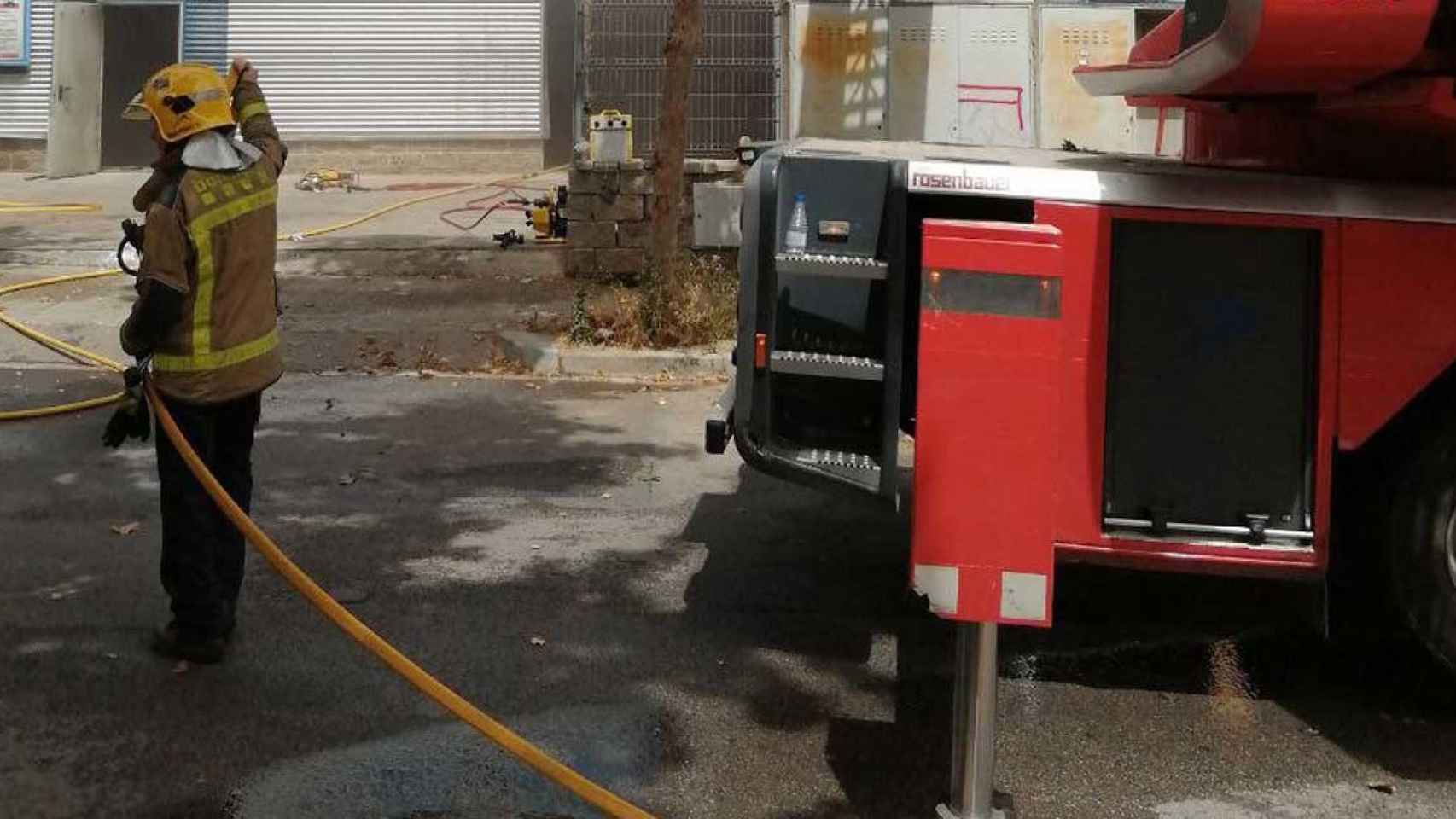 Imagen de los bomberos trabajando en el incendio de Vilanova i la Geltrú (Barcelona) / BOMBEROS DE LA GENERALITAT