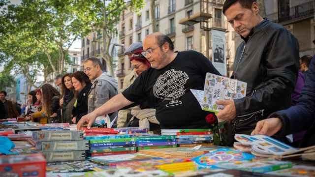gente mirando libros en una parada de sant jordi ep
