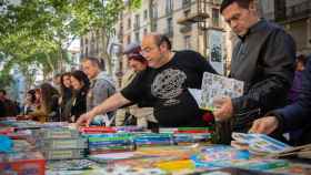 gente mirando libros en una parada de sant jordi ep