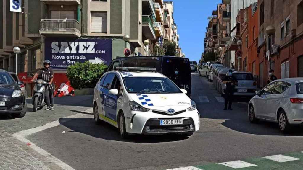 Vehículos de la Guardia Urbana y la Policía Nacional en el operativo de Badalona / TWITTER