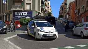 Vehículos de la Guardia Urbana y la Policía Nacional en el operativo de Badalona / TWITTER