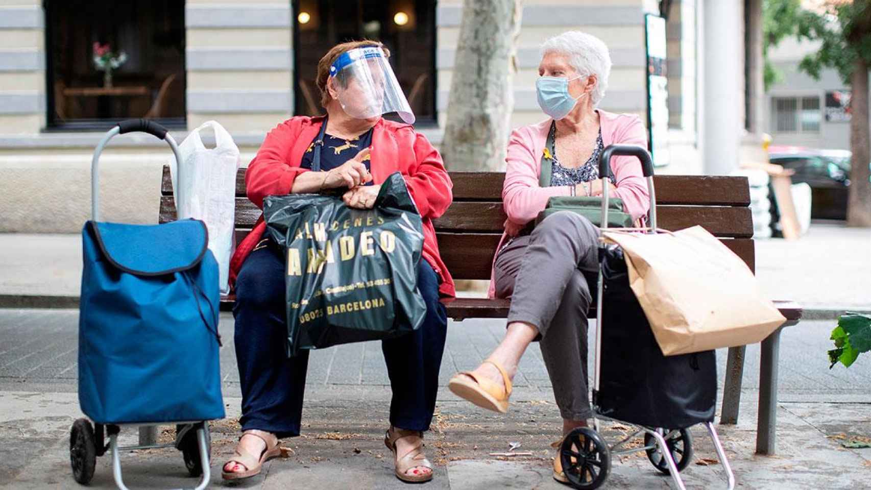 Dos mujeres protegidas contra el coronavirus en Cataluña / EFE