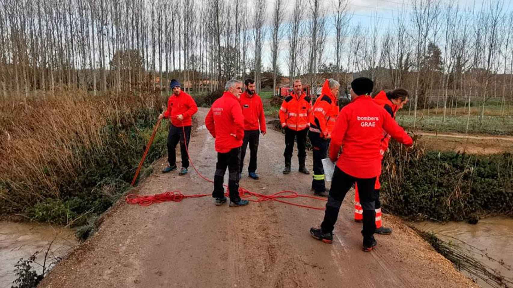 Un equipo de bomberos busca al joven desaparecido en la acequia de Sils / BOMBERS