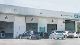 Imagen de coches esperando su turno en una estación de la Inspección Técnica de Vehículos ITV / EUROPA PRESS