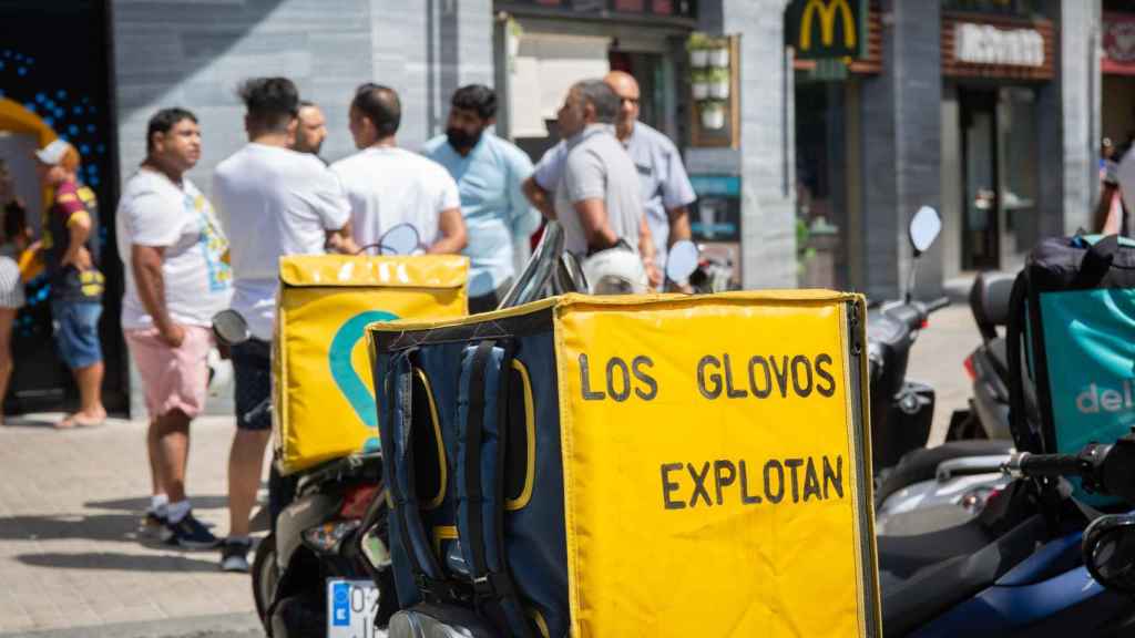 Mochila de un repartidor de Glovo durante la manifestación de protesta en Barcelona / EUROPA PRESS