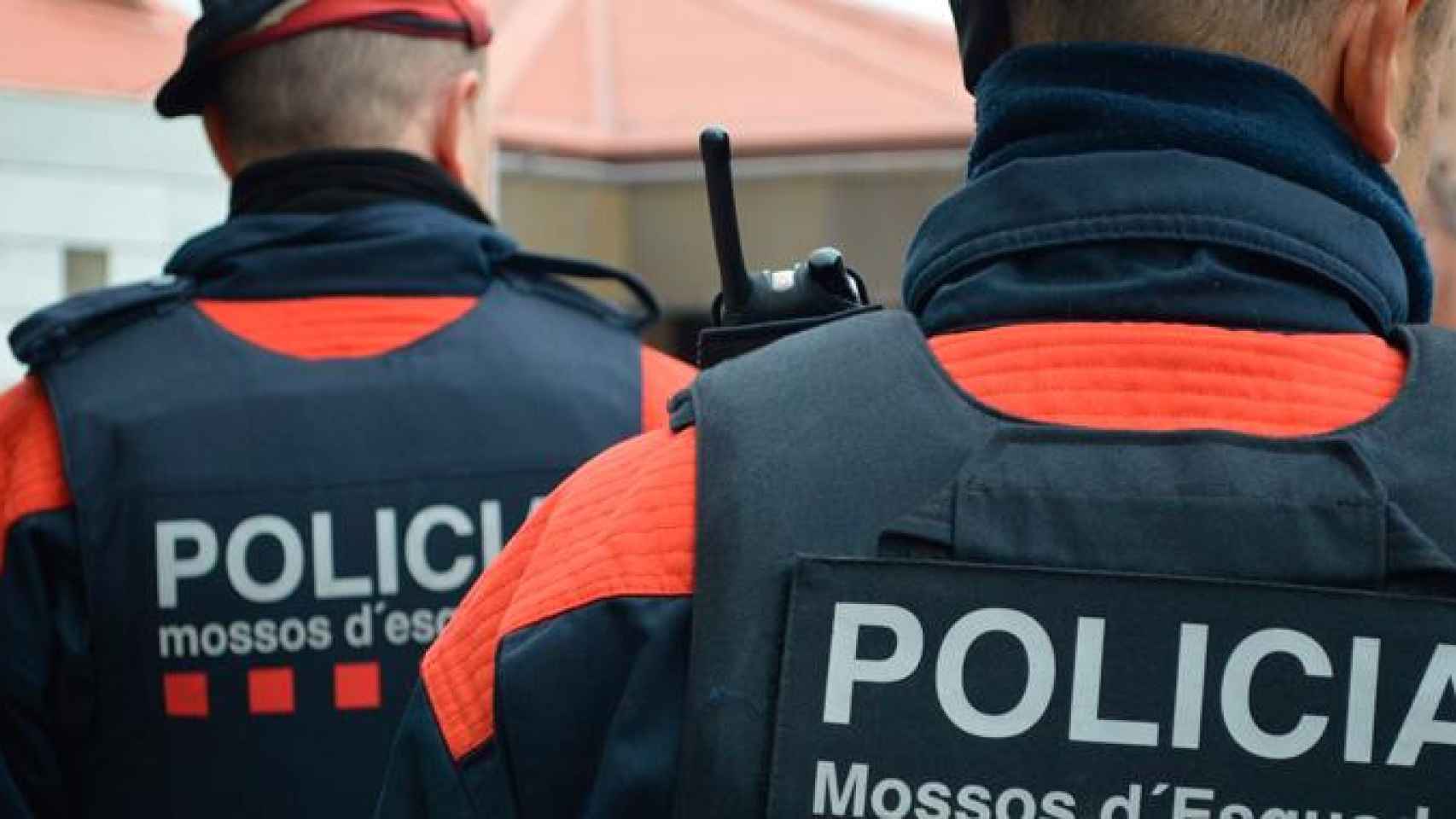 Imagen de dos agentes de los Mossos d'Esquadra durante una operación policial anterior / EP