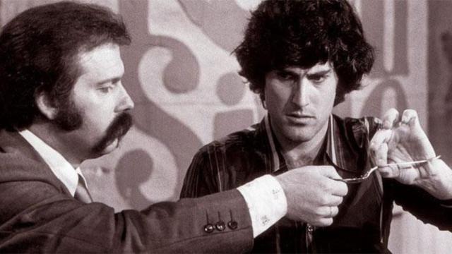 Así fue el mítico momento de Íñigo con Uri Geller doblando cucharas