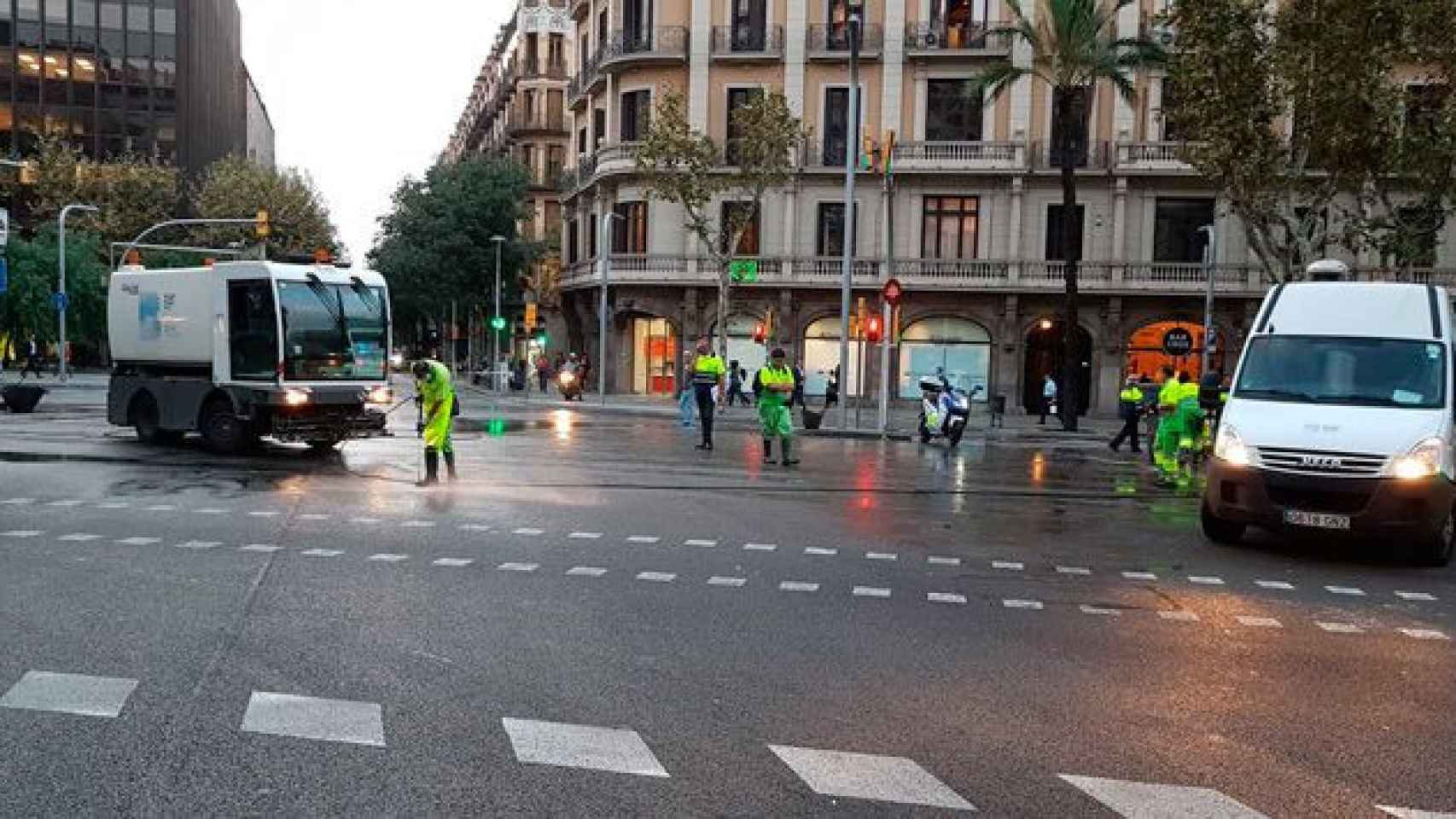 La avenida Diagonal cortada al tráfico mientras los servicios de limpieza retiran la cera provocada por las velas de la manifestación / CG