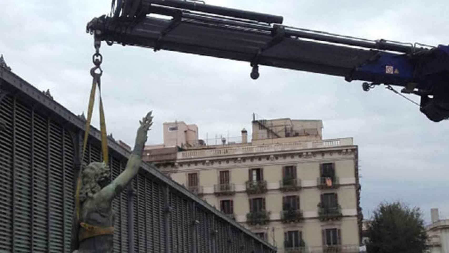 Momento de la retirada de la estatua de La Victoria / CG