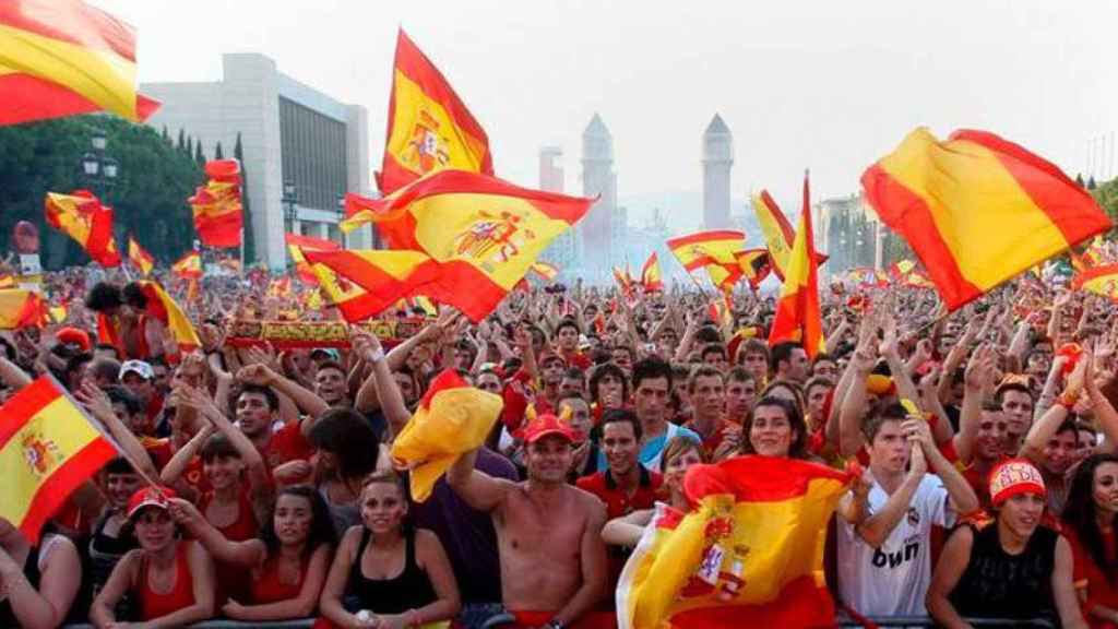 Aficionados de la Selección de España de fútbol congregados en Barcelona en 2010.