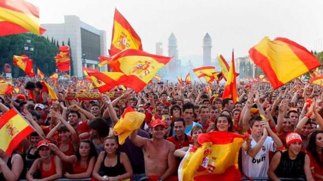 Aficionados de la Selección de España de fútbol congregados en Barcelona en 2010.