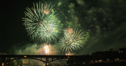 Los fuegos artificiales iluminan el río Rin en vísperas del Día Nacional de Suiza en Basilea (Suiza) este domingo por la noche - EFE/ Georgios Kefalas