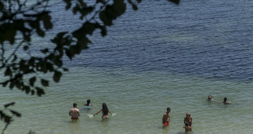 Bañistas en la playa de Area dos Cans, en la Isla de Ons (Pontevedra) / EFE - Brais Lorenzo