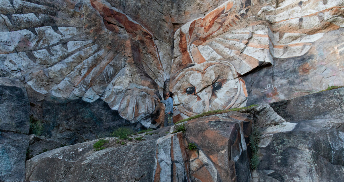 El artista naturista ‘Sea162’ observa su obra ‘La Lechuza’ en una cantera abandonada y rehabilitada en Collado Villalba frente a la Fuente de Caño Viejo / EP